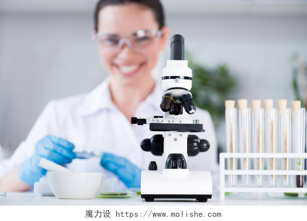 女科学家在实验室做实验实验室的女科学家